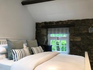 - une chambre avec deux lits en face d'une fenêtre dans l'établissement Riverwash Cottage, à Penmaen-mawr
