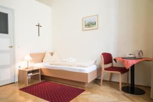 A bed or beds in a room at Gästehaus im Priesterseminar Salzburg