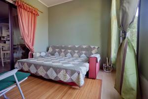 Casa solare في Bivona: غرفة نوم فيها سرير واريكة