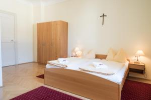A bed or beds in a room at Gästehaus im Priesterseminar Salzburg
