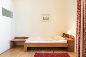 A bed or beds in a room at Gästehaus im Priesterseminar Salzburg