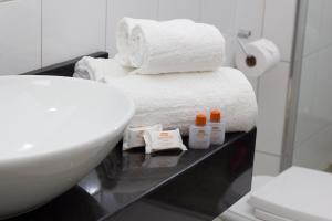 Koupelna v ubytování Santorini Hotel + 26 fotografií