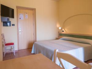 Postel nebo postele na pokoji v ubytování Hotel Cala Reale