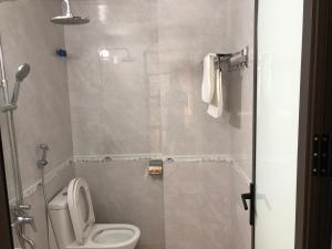 ein kleines Bad mit einem WC und einer Dusche in der Unterkunft Thanh Hoài Hotel in Hạ Long