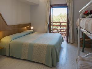 Postel nebo postele na pokoji v ubytování Hotel Cala Reale