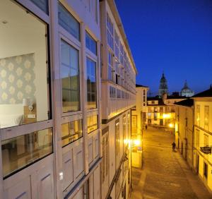 vista su una strada della città di notte di Deniké Grupo Atalaia a Santiago de Compostela