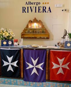 un mostrador con banderas americanas y europeas. en Rooms B&B Albergo Riviera, en Maiori