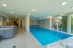 Bazén v ubytovaní Royal Luxus Wellness Apartman alebo v jeho blízkosti