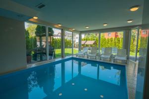 Bazén v ubytování Royal Luxus Wellness Apartman nebo v jeho okolí