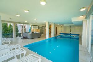 Bazén v ubytovaní Royal Luxus Wellness Apartman alebo v jeho blízkosti