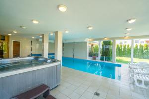 Bazén v ubytovaní Royal Luxus Wellness Apartman alebo v jeho blízkosti