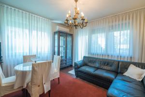 Posedenie v ubytovaní Royal Luxus Wellness Apartman