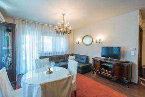 Televízia a/alebo spoločenská miestnosť v ubytovaní Royal Luxus Wellness Apartman