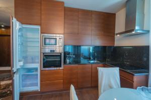 Kuchyňa alebo kuchynka v ubytovaní Royal Luxus Wellness Apartman