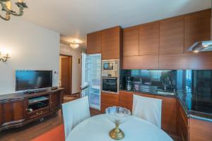 Kuchyňa alebo kuchynka v ubytovaní Royal Luxus Wellness Apartman