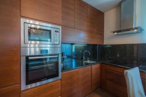 Kuchyňa alebo kuchynka v ubytovaní Royal Luxus Wellness Apartman