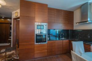 Kuchyňa alebo kuchynka v ubytovaní Royal Luxus Wellness Apartman