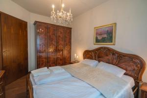 Posteľ alebo postele v izbe v ubytovaní Royal Luxus Wellness Apartman + 37 fotografií