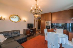 Televízia a/alebo spoločenská miestnosť v ubytovaní Royal Luxus Wellness Apartman