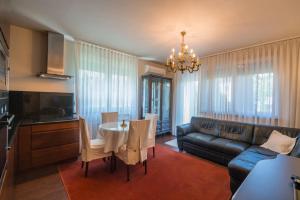 Posedenie v ubytovaní Royal Luxus Wellness Apartman