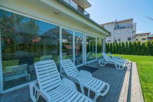 Vonkajšia záhrada v ubytovaní Royal Luxus Wellness Apartman