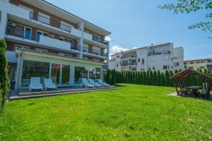 Vonkajšia záhrada v ubytovaní Royal Luxus Wellness Apartman