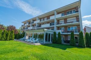 Vonkajšia záhrada v ubytovaní Royal Luxus Wellness Apartman