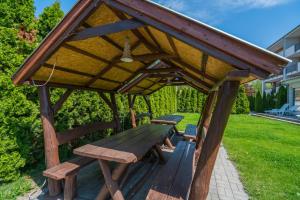 Vonkajšia záhrada v ubytovaní Royal Luxus Wellness Apartman