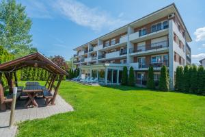 Vonkajšia záhrada v ubytovaní Royal Luxus Wellness Apartman