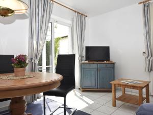 TV i/ili multimedijalni sistem u objektu Spacious Apartment in Zingst Germany with Garden