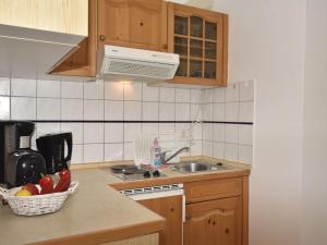 A cozinha ou cozinha compacta de Spacious Apartment in Zingst Germany with Garden