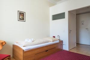 A bed or beds in a room at Gästehaus im Priesterseminar Salzburg