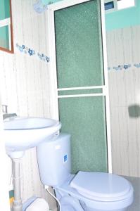 uma casa de banho com um WC e um lavatório em Apartamento Tolu em Tolú