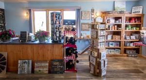 una tienda con libros expuestos en una habitación en Bear Tracks Inn en Lions Head