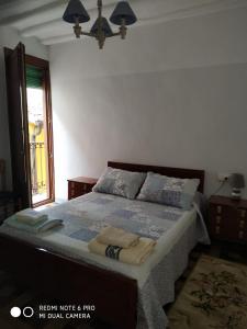 - une chambre avec un lit et des serviettes dans l'établissement CASA ARGIA, à Enciso
