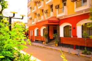 アスワンにあるCleopatra Hotelのオレンジ・ホワイトの建物