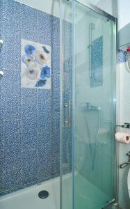 una doccia con porta in vetro in bagno di Trip to a Tivat