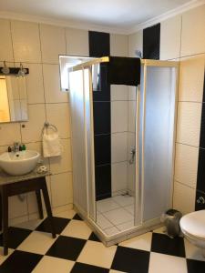 A bathroom at Bozcaada Aspava Otel Még 37 kép