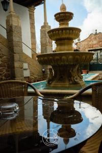 モンサオンにあるHotel Fonte da Vilaのガラスのテーブルの上に座る噴水