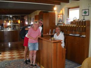 Hotel Faccioli في فاليجيو سول مينشيو: مجموعة من الناس تقف في حانة