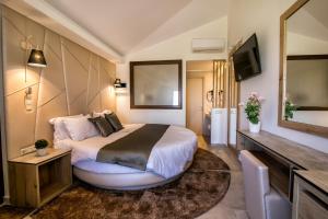 Habitación de hotel con cama y TV en Ask Cozy Rooms en Tesalónica