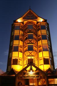 un edificio alto con luces encima en Los Naranjos en Ushuaia