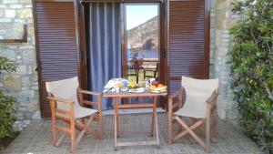 un tavolo e 4 sedie su un patio di Lithoktisto a Limniónas