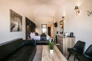 ein Wohnzimmer mit einem Sofa und einem Bett in der Unterkunft Ask Cozy Rooms in Thessaloniki