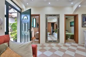 ein Wohnzimmer mit einem Sofa und einem Spiegel in der Unterkunft Apartments Holiday Lux in Sutomore
