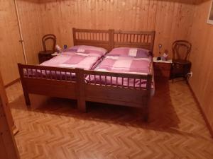 
Ein Bett oder Betten in einem Zimmer der Unterkunft La Dernier (La cote-aux-fées) Suisse
