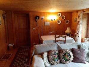 una camera con un letto con cuscini sopra di La Dernier (La cote-aux-fées) Suisse a La Côte-aux-Fées