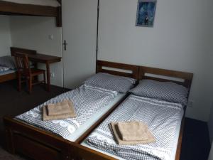 Duas camas num quarto com duas toalhas em Apartmány Lenka em Karlovy Vary