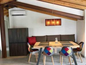 une salle à manger avec une table et des chaises en bois dans l'établissement New penthouse - Cinque Terre, Tuscany, Liguria, Lerici #4, à Lerici