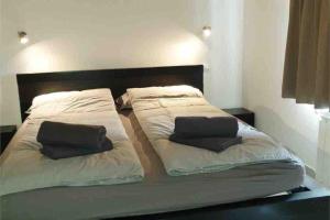 un lit avec deux oreillers dessus dans l'établissement New penthouse - Cinque Terre, Tuscany, Liguria, Lerici #4, à Lerici 52 autres photos